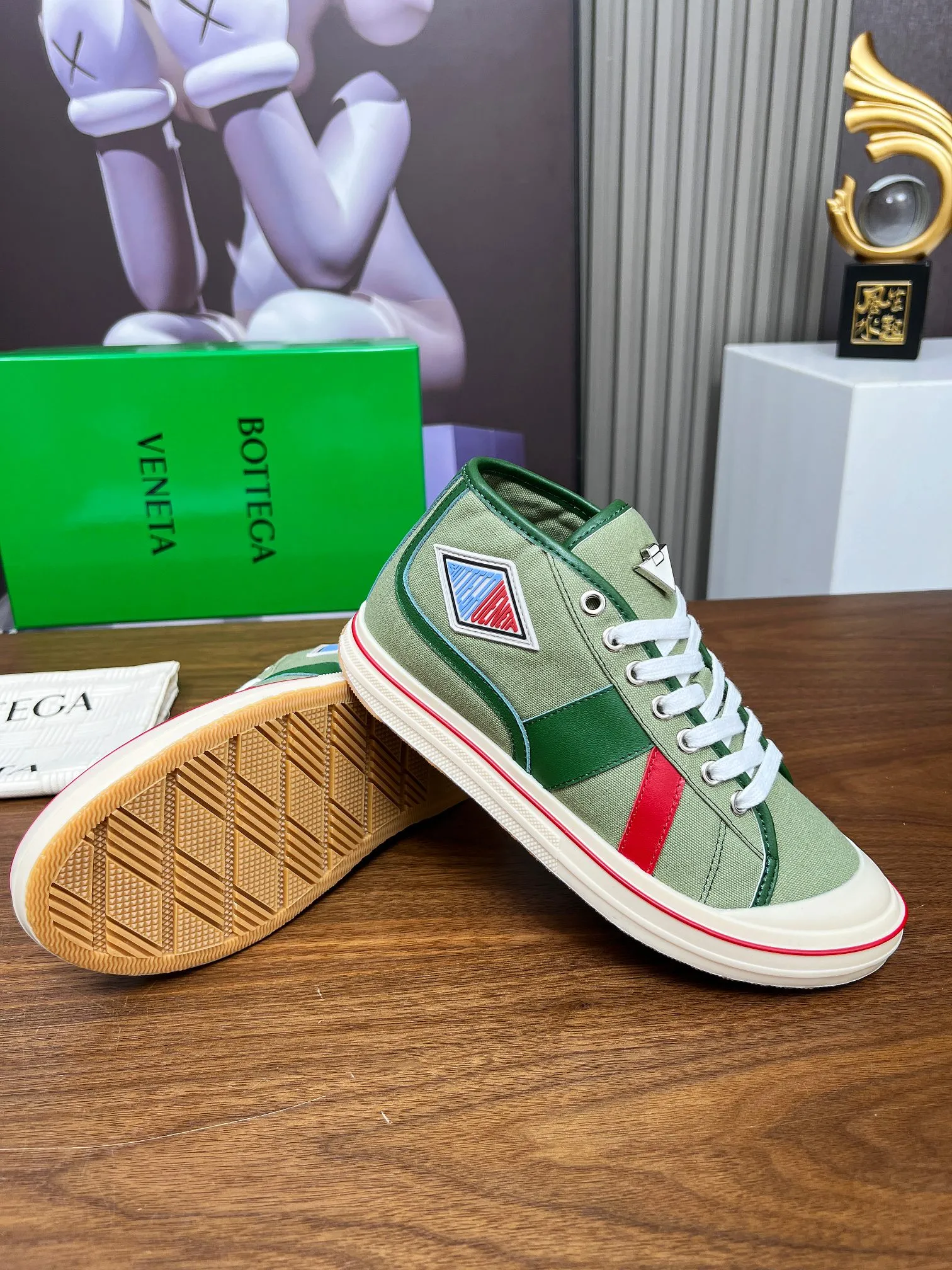 Men's men's shoes 💰520💰 Bottega Veneta BV's latest Eliot series retro basketball shoes casual sports canvas shoes 🔥Become a god when it is launched!🔥 Inspired by retro basketball sneakers, the color combination highlights youthful vitality and perfectly interprets the theme of youth and childlike innocence. The details are also very particular. The summer canvas brings excellent durability and comfort. Designs such as calfskin trim, rubber toe caps and hand-painted retro red lines are full of retro feel. The round toe and convex sole add a modern feel and are suitable for various styles. Easily create a fashionable atmosphere. The upper foot is the focus...can be worn as a couple's shoes...The red lines on each shoe edge are hand-painted, which adds more taste and attitude! ✦Fabric: Original customized high-density canvas + cowhide ✦Inner lining: original customized breathable canvas ✦Insole: movable latex cowhide insole ✦Sole: original molded non-slip and wear-resistant TPU material ✦Sole thickness: 3cm ✦Number of sizes: female size 35--40, female 40 is customized and non-returnable ✦Number: male size 39--45, male 45 is customized and non-returnable